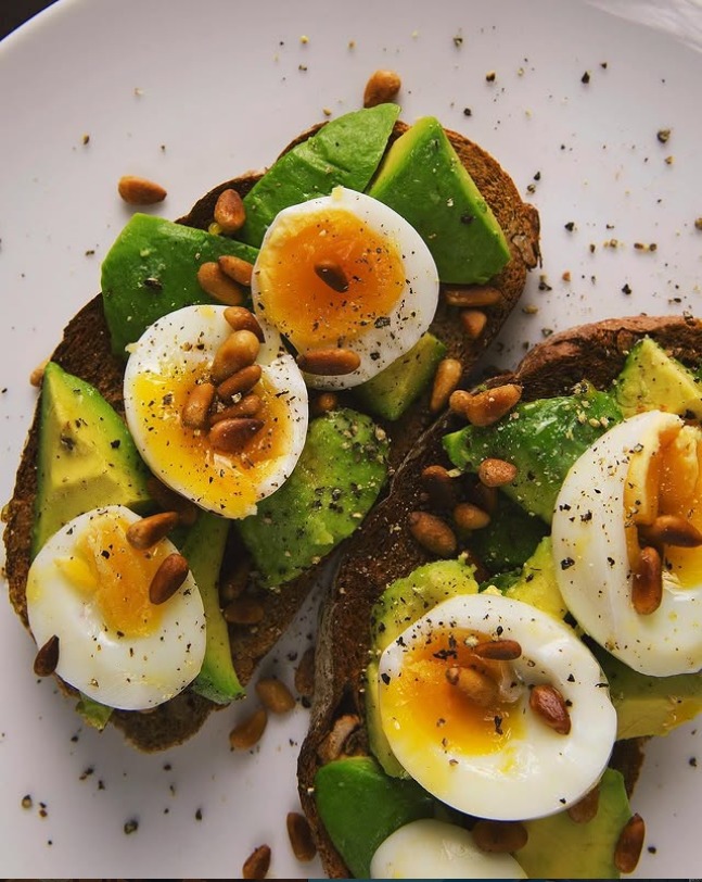 Frühstück im Megaron mit Avocado und Ei