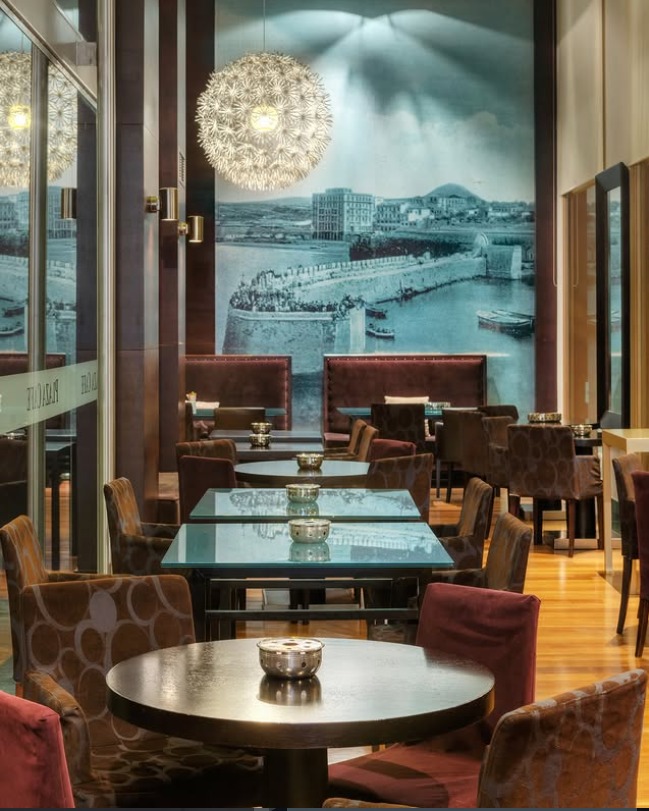 Plaza Café mit Blick auf den alten Hafen