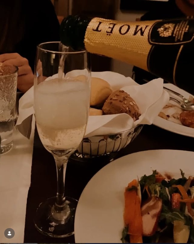 Abendessen mit Champagner im Megaron