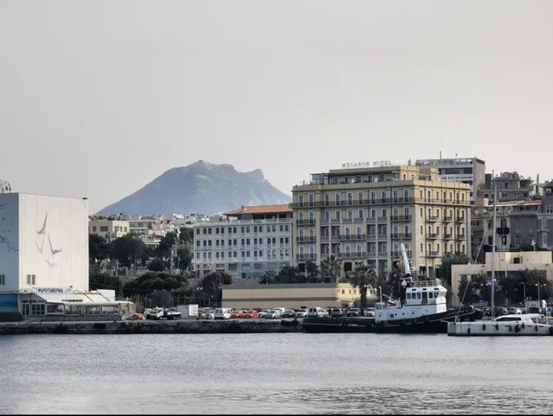 Das Megaron am Hafen von Heraklion mit dem Bergmassiv im Hintergrund