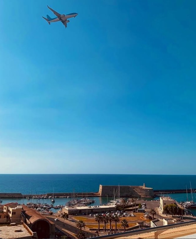 Blick über Hafen und Festung Koules unter blauem Himmel