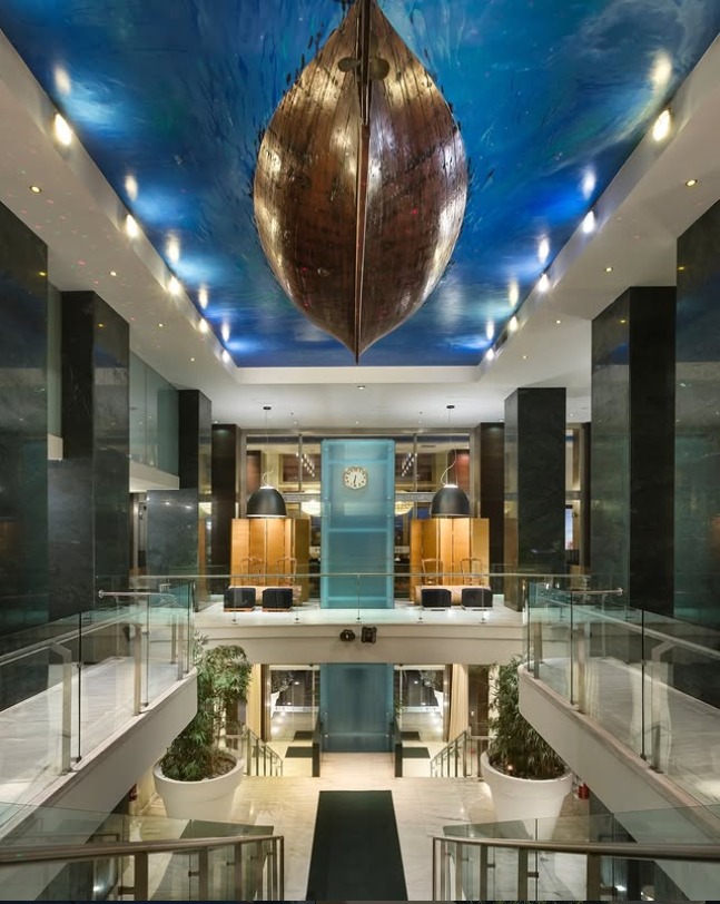Lobby des GDM Megaron mit kupferner Schiffsskulptur